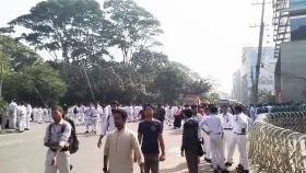 দেড় ঘণ্টা অবরোধের পর রাস্তা ছেড়ে দিলো রেসিডেন্সিয়ালের শিক্ষার্থীরা