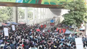 মহাখালীতে সড়ক-রেলপথ অবরোধ, আটকে আছে ২ ট্রেন