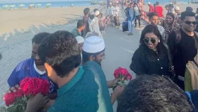 সেন্টমার্টিনে পর্যটকদের লাল গোলাপ দিয়ে বরণ
