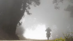 শীতে নিরাপদে মোটরসাইকেল চালাতে যা পরবেন