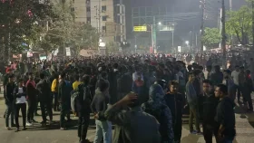 খুবি শিক্ষার্থীদের সঙ্গে শ্রমিকদের পাল্টাপাল্টি ধাওয়া, সড়ক অবরোধ