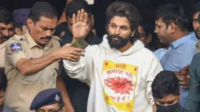 আল্লু আর্জুনের বাড়ির সামনে বিক্ষোভ, পাথর নিক্ষেপ