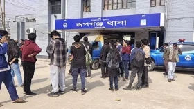তল্লাশিচৌকিতে দাঁড়ানো মোটরসাইকেলটিকে সজোরে ধাক্কা দেয় বেপরোয়া গতির প্রাইভেট কারটি