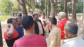 কুমিল্লায় মুক্তিযোদ্ধাকে জুতার মালা পরিয়ে হেনস্তা