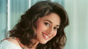 যে পানীয় পান করে ত্বকের তারুণ্য ধরে রেখেছেন মাধুরী