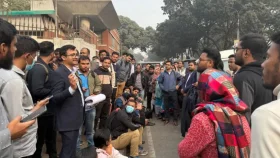সচিবালয়ের সামনে ৪৩তম বিসিএসের গেজেট থেকে বাদ পড়াদের অবস্থান