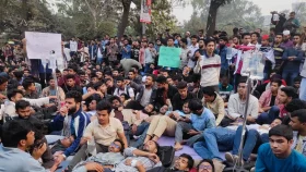 দাবি আদায়ে সচিবালয়ের সামনে জবি শিক্ষার্থীদের অবস্থান