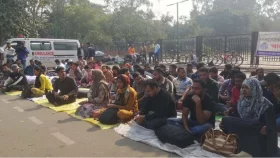 দ্বিতীয় দিনের মতো অনশনে অব্যাহতি পাওয়া এসআইরা