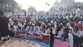 মেডিকেলে ভর্তিতে কোটা বাতিলের দাবিতে শহিদ মিনারে শিক্ষার্থীদের অবস্থান