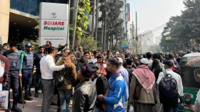 টিকা না পেয়ে সড়ক অবরোধ প্রবাসীদের