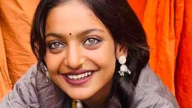 মায়াবি চোখের সেই মোনালিসার বলিউড যাত্রা, প্রথম সিনেমায় কত পারিশ্রমিক পাবেন?