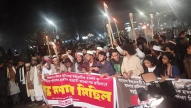 মাদ্রাসা শিক্ষকদের ওপর পুলিশের লাঠিপেটার প্রতিবাদে ঢাবিতে মশাল মিছিল