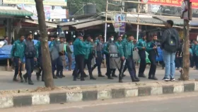 নীলক্ষেতে সতর্ক অবস্থানে পুলিশ
