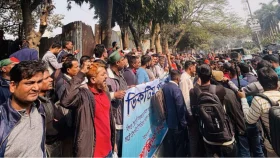আবারও সদর দপ্তরের সামনে চাকরিচ্যুত পুলিশ সদস্যরা