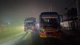 আত্মীয়ের গাড়িতে ধাক্কা, ১০ বাস আটকালো জাবি ছাত্রদল