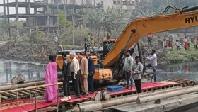 লাল গালিচায় খালে নেমে খনন কাজ উদ্বোধন করলেন তিন উপদেষ্টা