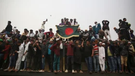 অপ্রতুল যানবাহন, ঝুঁকি নিয়ে বাড়ি ফিরছেন মুসল্লিরা