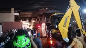 খুলনায় গুঁড়িয়ে দেওয়া হলো 'শেখ বাড়ি'