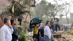 ৩২ নম্বর বাড়ির কাঠামো খুলে নিয়ে যাচ্ছে অনেকে
