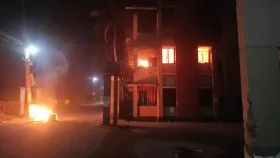 পিরোজপুরে আওয়ামী লীগের সভাপতিসহ বিভিন্ন নেতার বাড়িতে আগুন