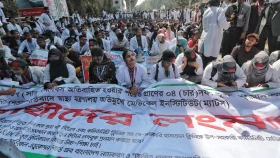 পুলিশের ব্যারিকেড ভেঙে সচিবালয় অভিমুখে ম্যাটস শিক্ষার্থীদের লং মার্চ শুরু