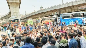 &lsquo;যেখানে-সেখানে&rsquo; যাত্রী তোলার দাবিতে পরিবহন শ্রমিকদের সড়ক অবরোধ