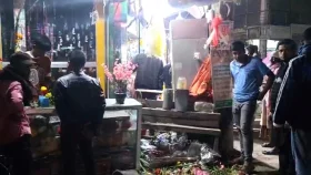 ভালোবাসা দিবসে ফুল বিক্রি করায় দোকান ভাঙচুর