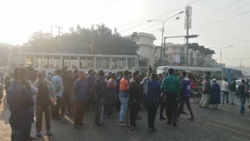 ঢাকার বিভিন্ন সড়কে সিএনজি চালকদের অবরোধ, যান চলাচল বন্ধ