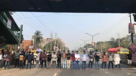 স্বরাষ্ট্র উপদেষ্টার পদত্যাগের দাবিতে জাবি শিক্ষার্থীদের মহাসড়ক অবরোধ