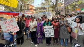 লালমাটিয়ায় তরুণীকে মারধরের প্রতিবাদ, স্বরাষ্ট্র উপদেষ্টার অপসারণ দাবি