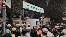 ঢাবি ছাত্রীকে হয়রানি, আটক ব্যক্তির মুক্তির দাবিতে ‘তৌহিদি জনতা’র শাহবাগ থানা ঘেরাও