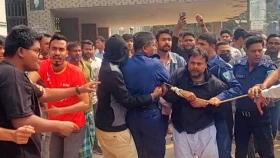 স্কুলছাত্রীকে ধর্ষণের অভিযোগে শিক্ষক গ্রেপ্তার, আদালতে তোলার সময় পিটুনি