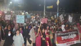 ধর্ষকদের শাস্তির দাবিতে ঢাবিতে মশাল মিছিল