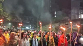 ধর্ষণের বিচার দাবিতে জবি শিক্ষার্থীদের মশাল মিছিল