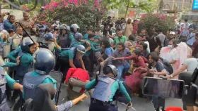নারীর প্রতি সহিংসতার প্রতিবাদে প্রধান উপদেষ্টার বাসভবন অভিমুখে পদযাত্রায় পুলিশের বাধা