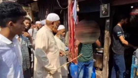 দিনের বেলায় হোটেলে খাবার খাওয়ায় কান ধরে ওঠবস করালেন ব্যবসায়ী নেতারা