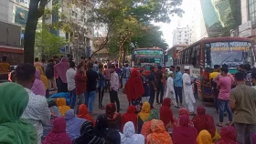 বিজয়নগরে পোশাকশ্রমিকদের সড়ক অবরোধ