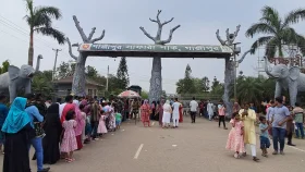ঈদে দর্শনার্থীদের পদচারণায় মুখর গাজীপুরের সাফারি পার্ক
