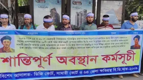 পিলখানার সামনে চাকরিচ্যুত বিডিআর সদস্যদের অবস্থান