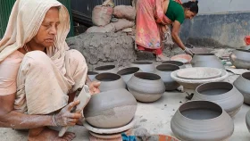 পহেলা বৈশাখকে সামনে রেখে টাঙ্গাইলে ব্যস্ত মৃৎশিল্পীরা