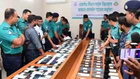 হারানো-ছিনতাই ও চুরির ২৫১ মোবাইল ফোন মালিকদের বুঝিয়ে দিল পুলিশ