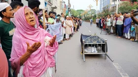 মেয়েকে উত্ত্যক্তের প্রতিবাদ করায় বাবাকে হত্যা, মরদেহ নিয়ে এলাকাবাসীর মানববন্ধন