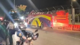 সংঘর্ষে উড়ে গেছে বাসের ছাদ, তবু পাঁচ কিলোমিটার চালিয়ে গেলেন চালক