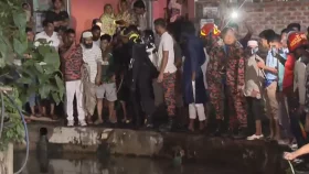ব্যাটারিচালিত অটোরিকশা উল্টে পড়ল খালে, ছয় মাসের শিশু নিখোঁজ