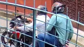 চোখে মরিচের গুঁড়ো ছিটিয়ে ১০ লাখ টাকা ছিনতাই