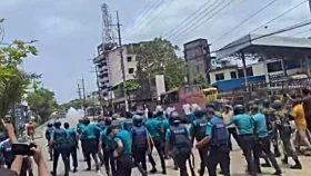 ব্যাটারিচালিত রিকশাচালকদের সঙ্গে সংঘর্ষে আহত দুই পুলিশ সদস্য