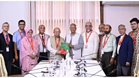 প্রধান উপদেষ্টার কাছে প্রতিবেদন জমা দিলো স্বাস্থ্য সংস্কার কমিশন