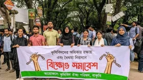 রেললাইন অবরোধ করে বিক্ষোভ বাকৃবি শিক্ষার্থীদের