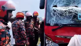 দাঁড়িয়ে থাকা অ্যাম্বুলেন্সে বাসের ধাক্কা, একই পরিবারের চারজন নিহত