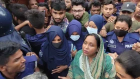 গ্রেপ্তারের পর আইভীকে নিয়ে যাওয়ার পথে পুলিশের গাড়িতে হামলা